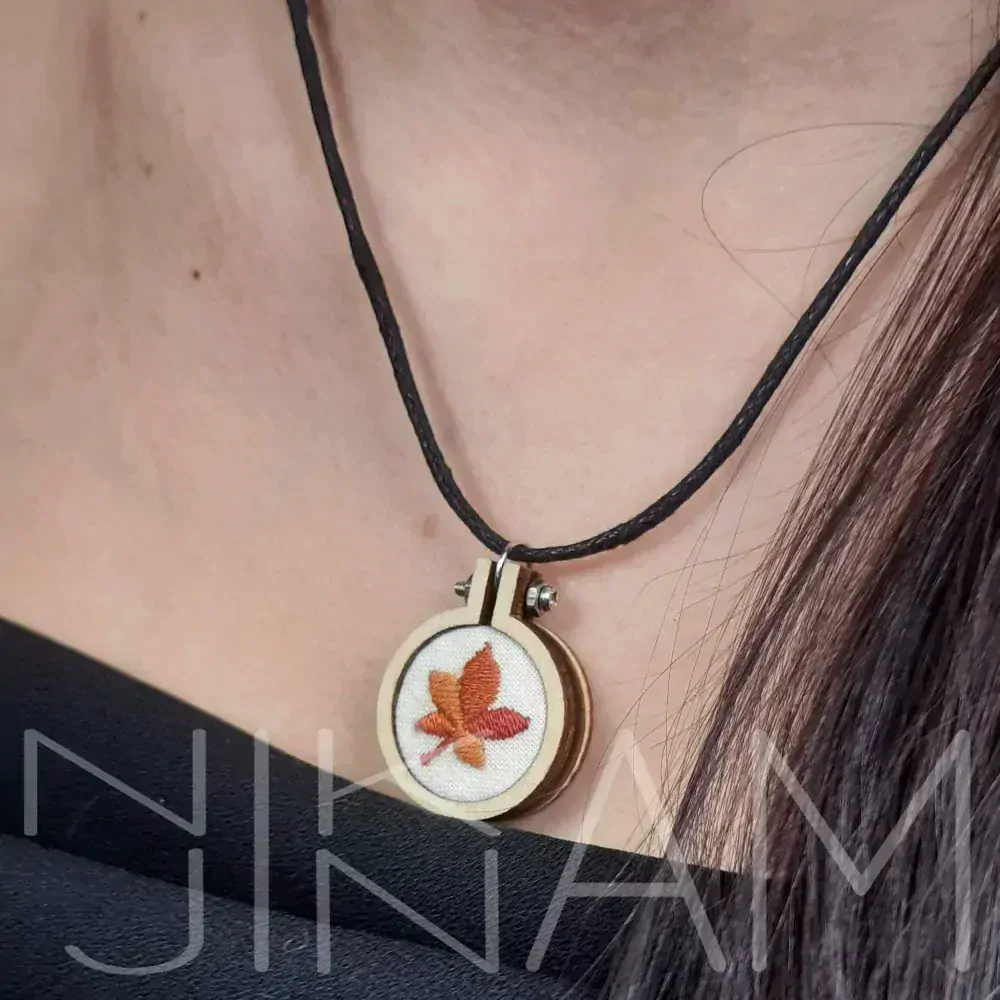 Vyšívaný náhrdelník list